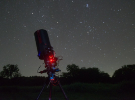Telescope rig tracking the night sky during an autoguiding imaging session