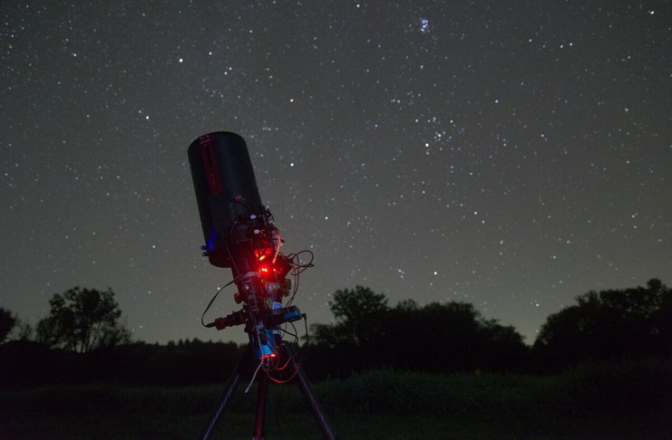 Telescope rig tracking the night sky during an autoguiding imaging session